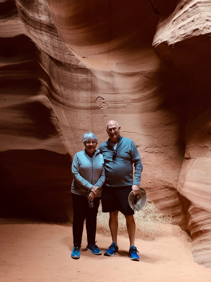 Un couple posant à l'intérieur d'Antelope Canyon.