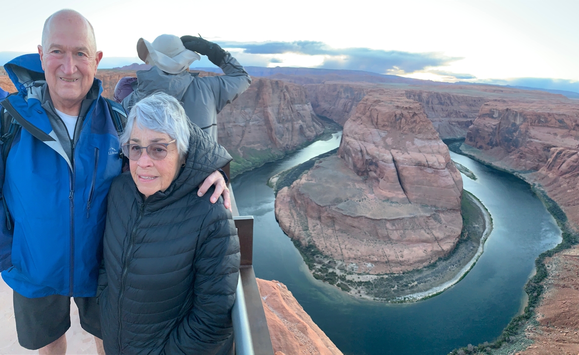 Un couple posant à Horseshoe Bend pendant la journée.