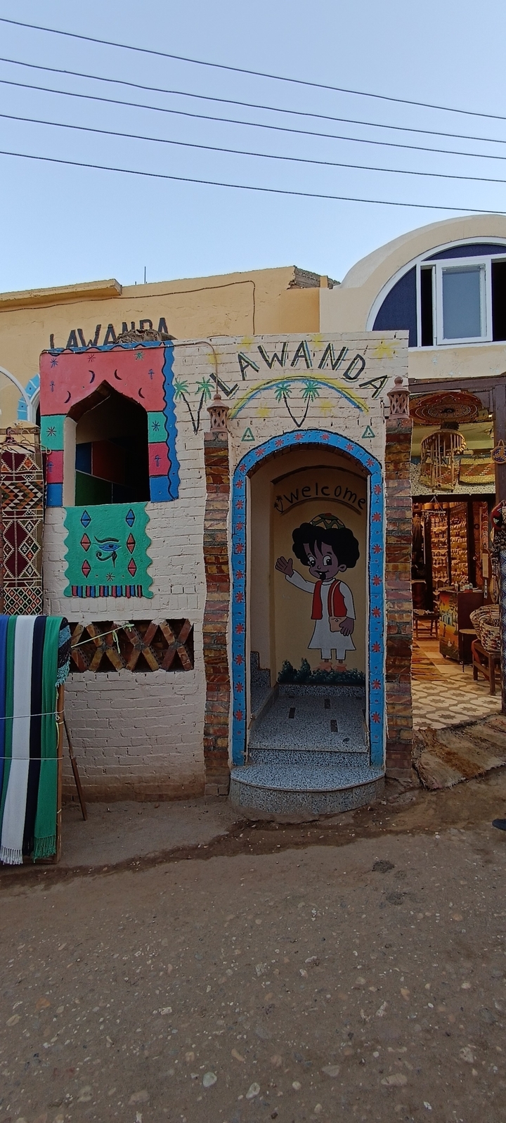Entrée de magasin colorée avec décorations et marchandises.