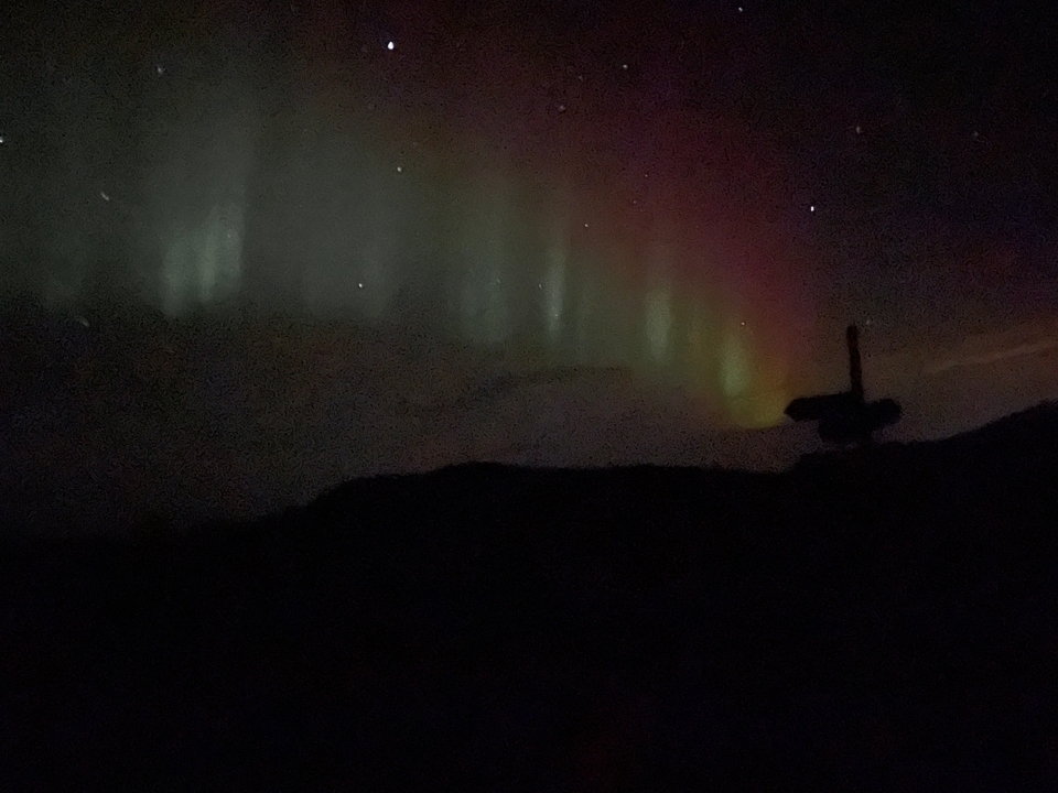 Silhouette sous les aurores boréales.
