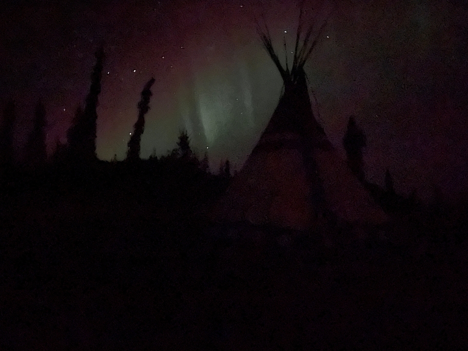 Tipi sous les aurores boréales.