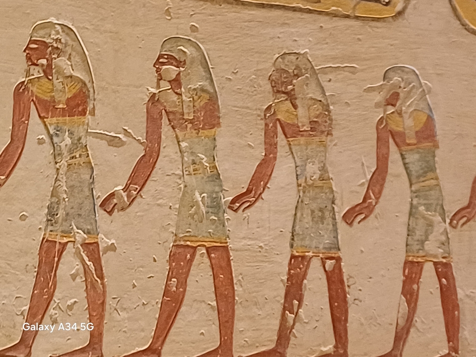 Sculptures murales de l'Égypte antique représentant des personnages de profil.