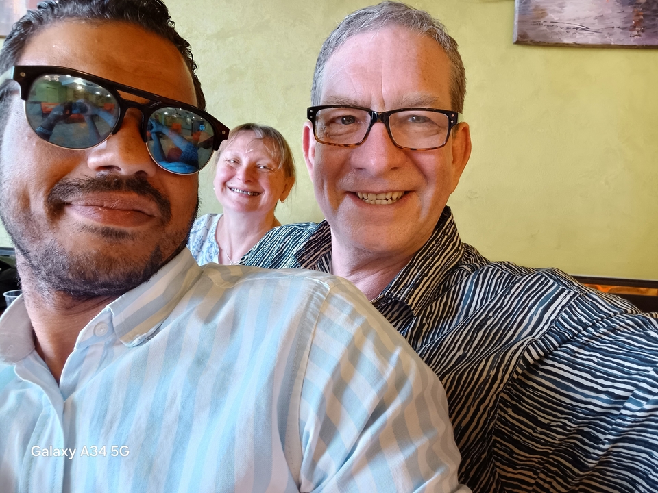 Trois personnes souriantes pour un selfie.