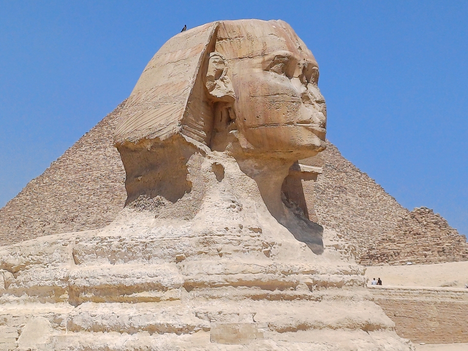 Le Sphinx avec une pyramide en arrière-plan.