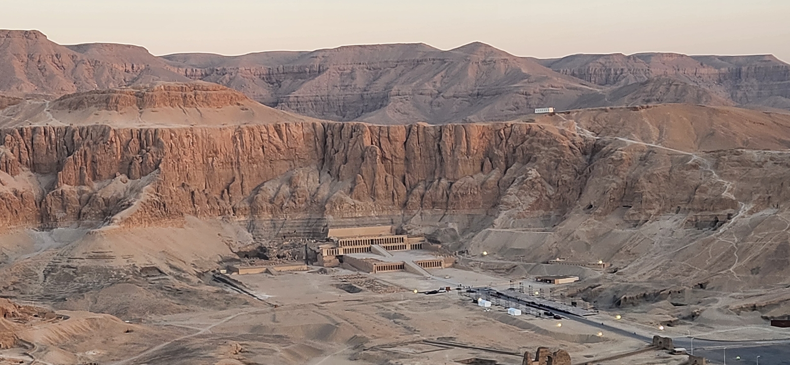 Panorama de la Vallée des Rois en Égypte avec les montagnes environnantes.