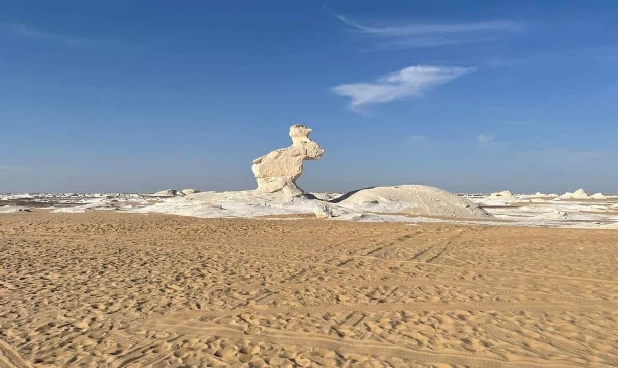 Formations rocheuses blanches dans un paysage désertique.