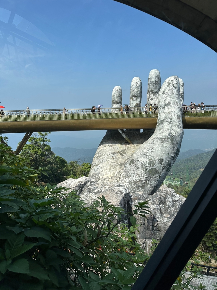 Pont Doré avec une main de pierre géante au Vietnam.