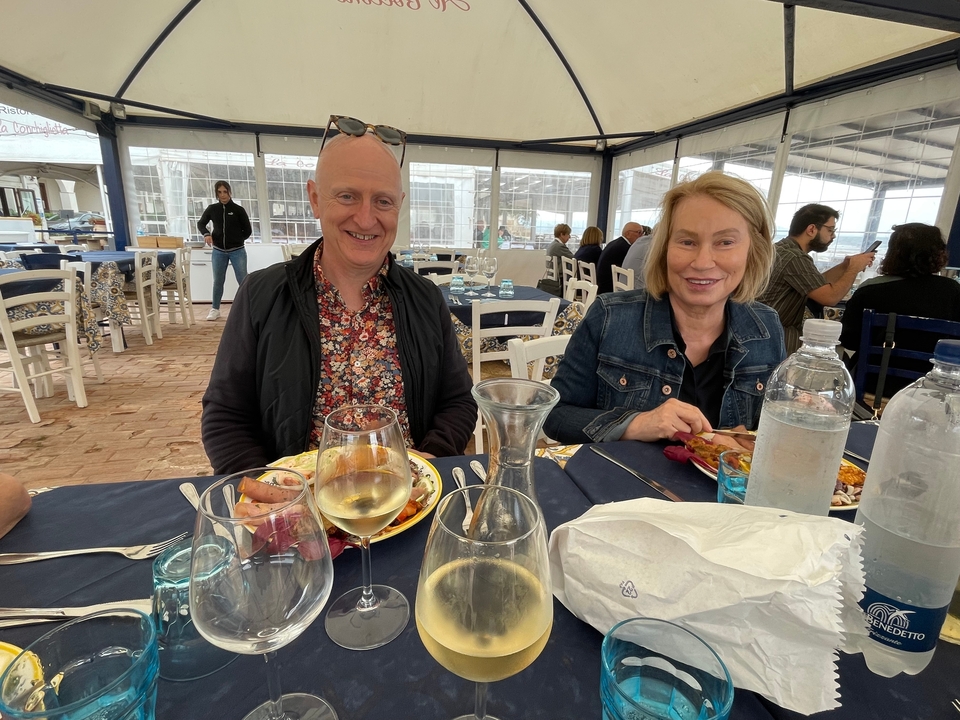 Couple savourant un repas dans un restaurant.