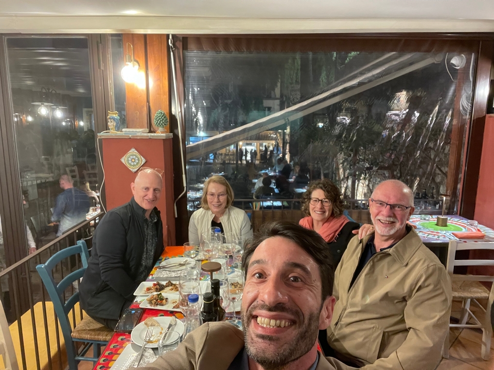 Un groupe d'amis dînant dans un restaurant chaleureux.