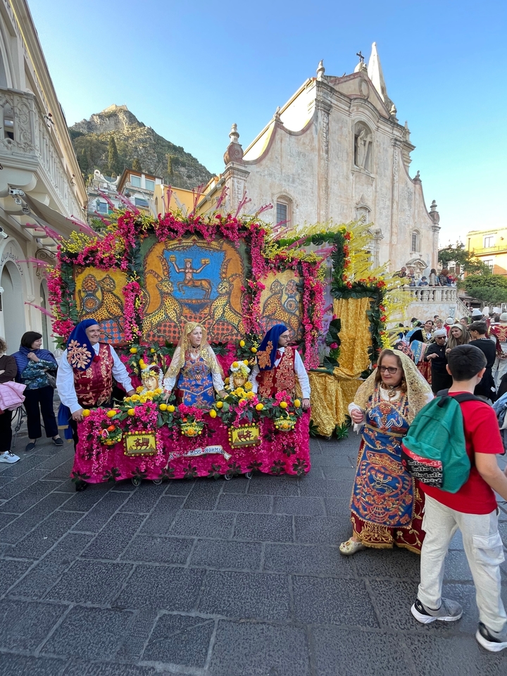 Festival de rue coloré avec des gens en costumes traditionnels.