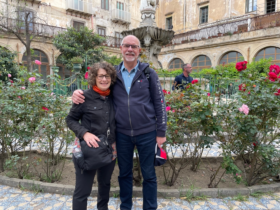 Couple posant devant un jardin décoratif.
