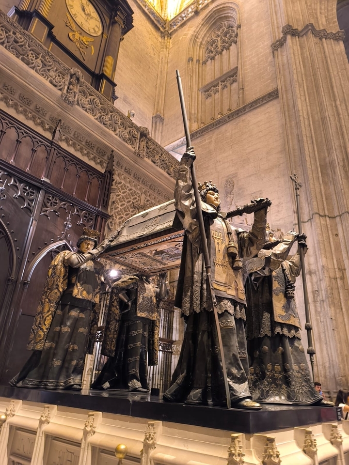 Statue complexe à l'intérieur d'un bâtiment historique.