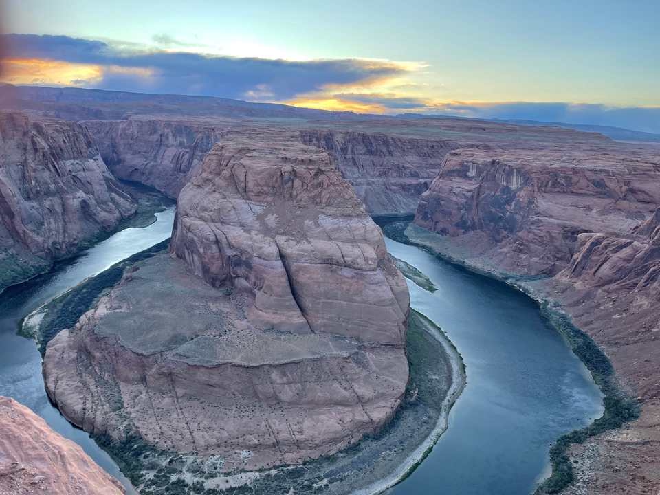 Vue aérienne de Horseshoe Bend avec la rivière serpentant à travers les falaises.