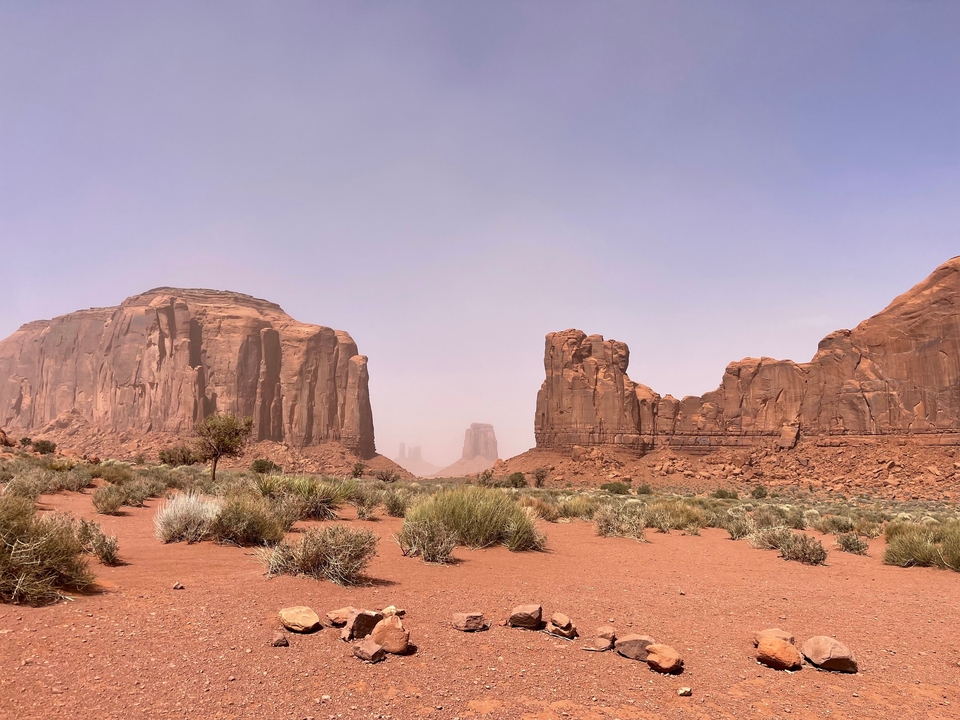 Vue des formations rocheuses emblématiques de Monument Valley.