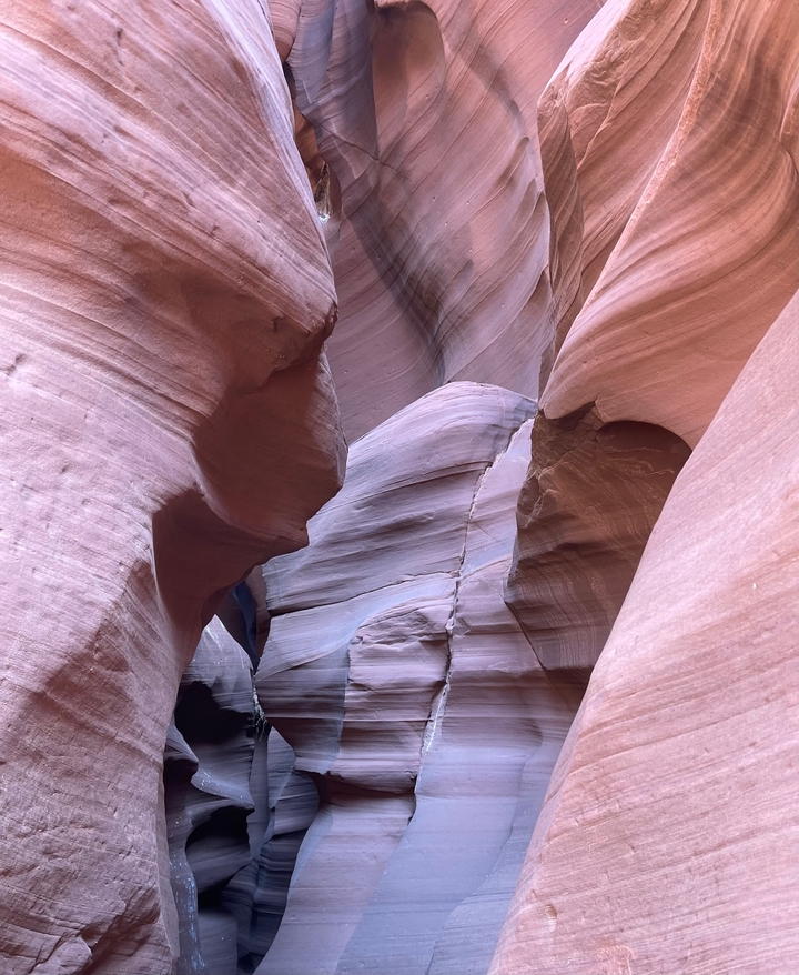 Vue rapprochée des parois rocheuses tourbillonnantes dans Antelope Canyon.