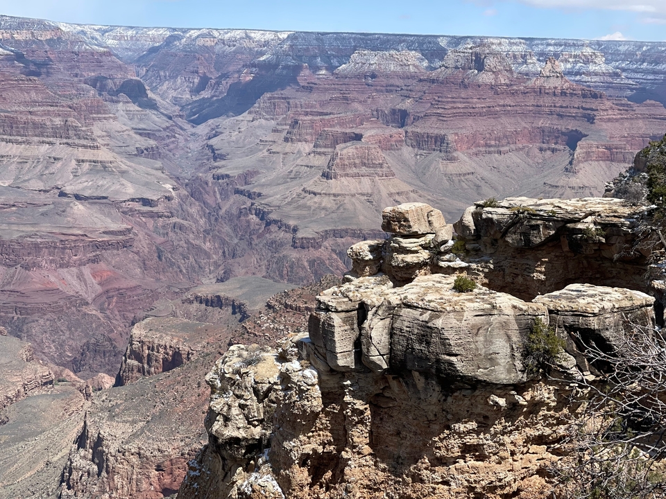 Vue aérienne du vaste Grand Canyon avec des formations rocheuses stratifiées.