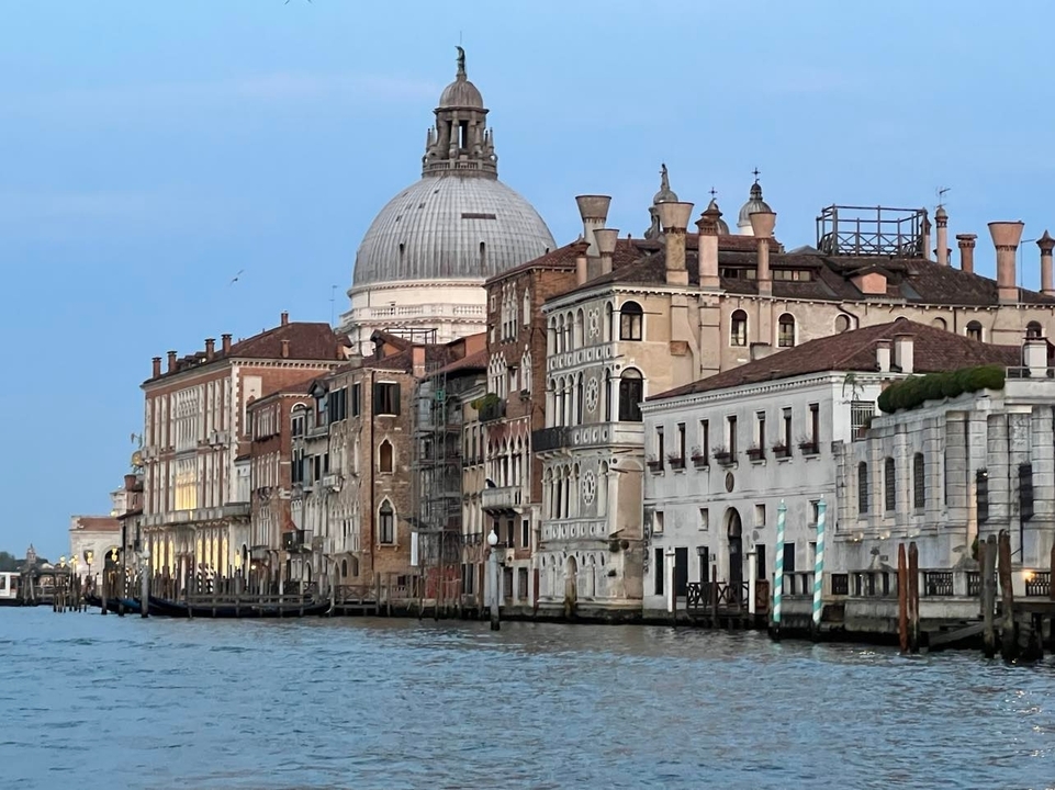 Architecture vénitienne classique le long d'un canal pendant la soirée.