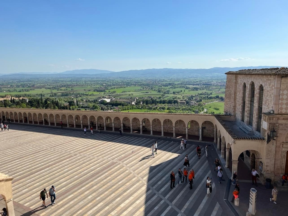 Une vue panoramique d'une colonnade voûtée avec un paysage magnifique en arrière-plan.