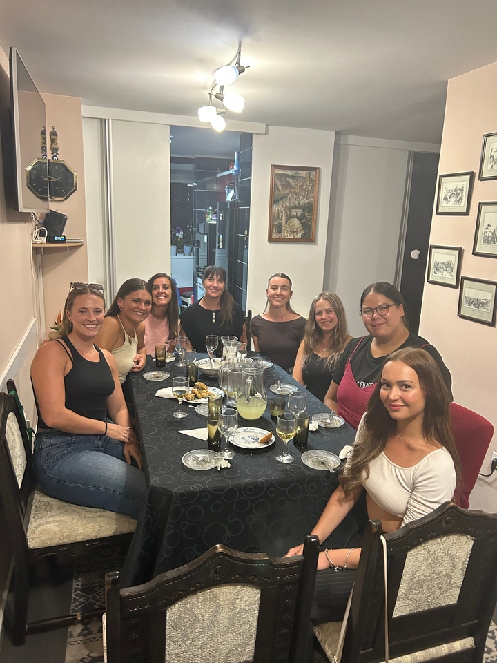 Un groupe de personnes dînant dans un restaurant faiblement éclairé.