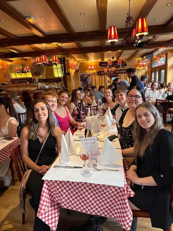 Un groupe de personnes qui dînent dans un restaurant animé.