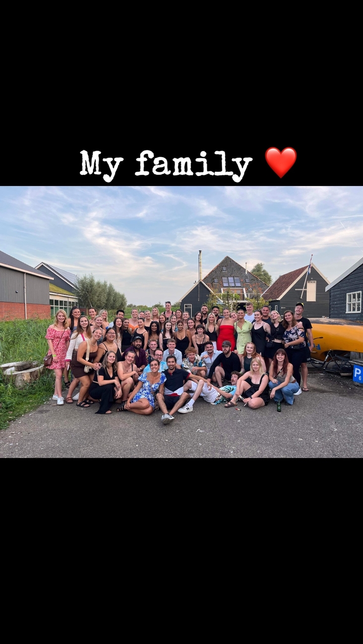 Groupe de personnes posant à l'extérieur avec un style européen traditionnel.