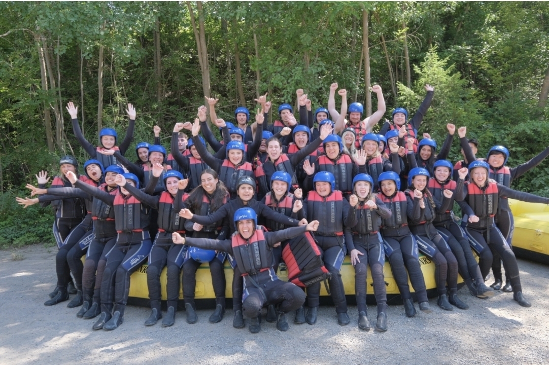 Groupe de personnes portant des casques et se préparant pour une activité de rafting.