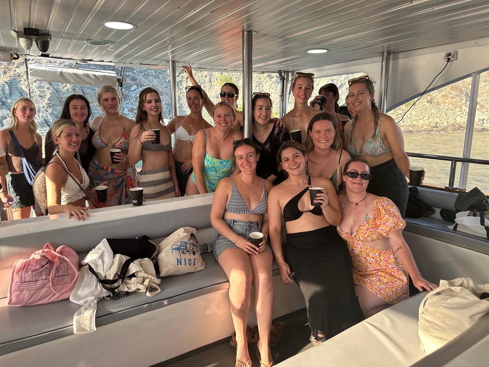 Groupe de femmes profitant de boissons sur un bateau.