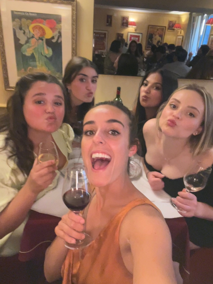 Amis qui célèbrent avec des boissons à l'intérieur.