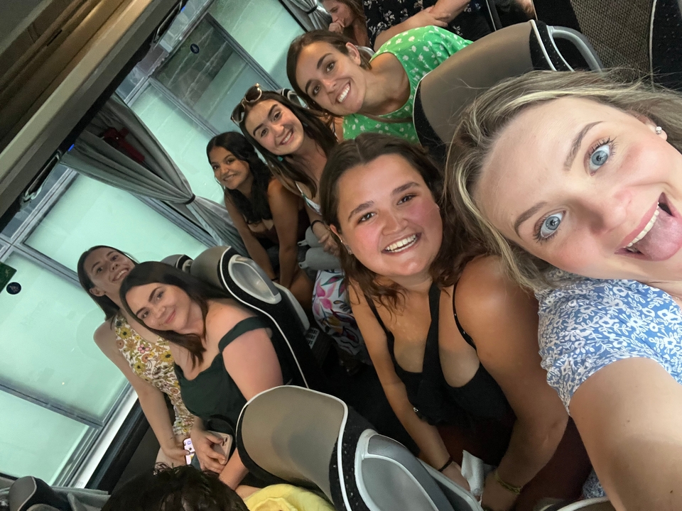 Selfie de groupe dans un bus, des gens qui sourient.