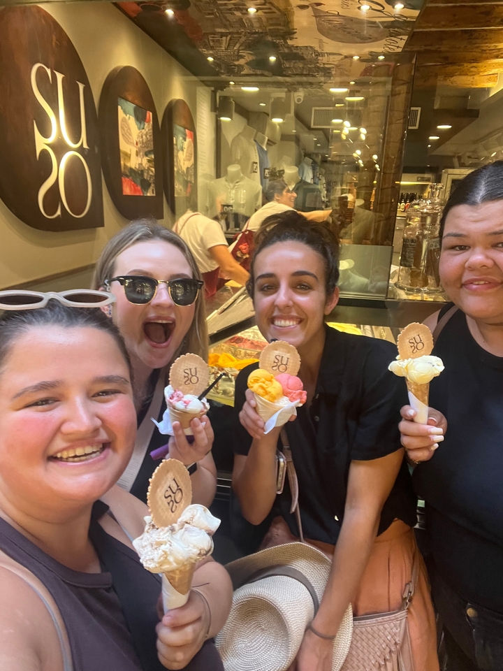 Des amis savourant une glace dans un magasin.