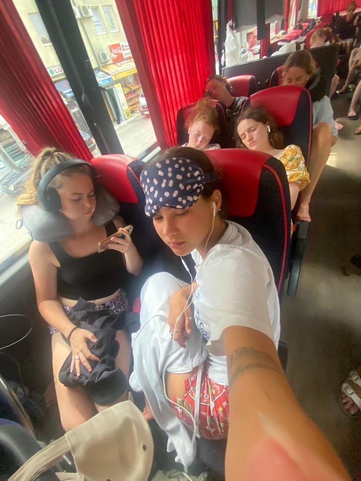 Passengers inside a bus with some sleeping.
**French translation:**
Des passagers dans un bus dont certains dorment.
**Alternative translations:**
- Passagers à l'intérieur d'un bus, certains dormant.
- Des passagers dans un autobus avec quelques-uns qui dorment.