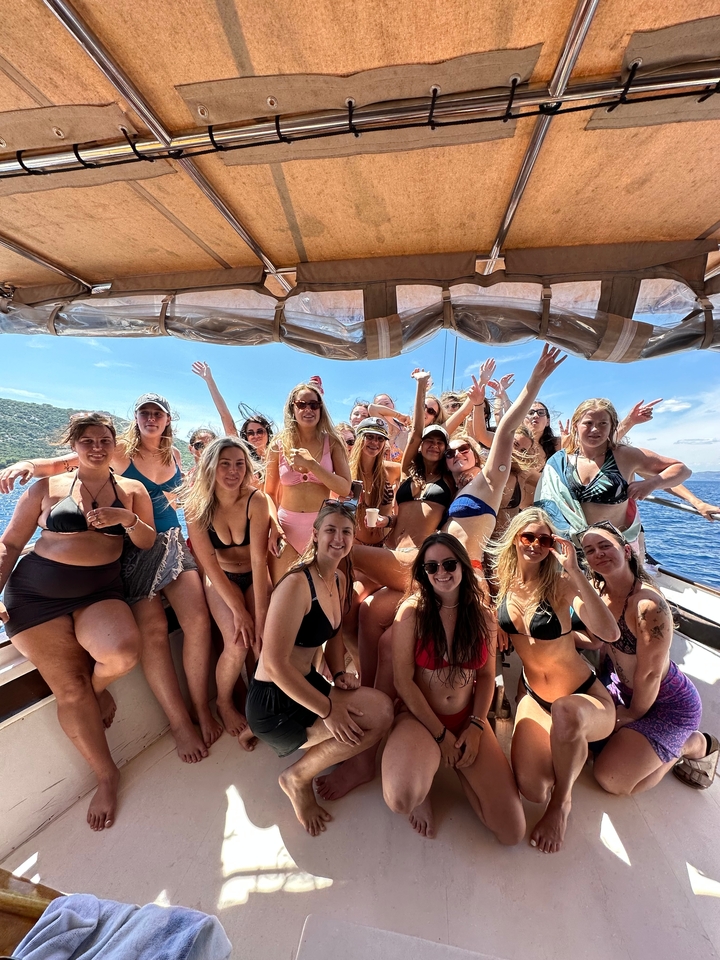 Groupe de personnes sur un bateau profitant du soleil.