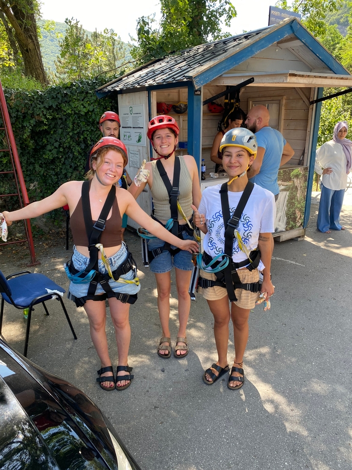 Trois personnes avec des casques qui posent dehors.