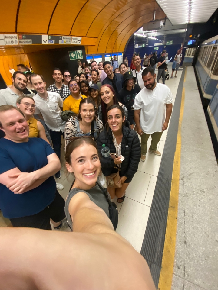 Un groupe de personnes debout dans une station de métro.