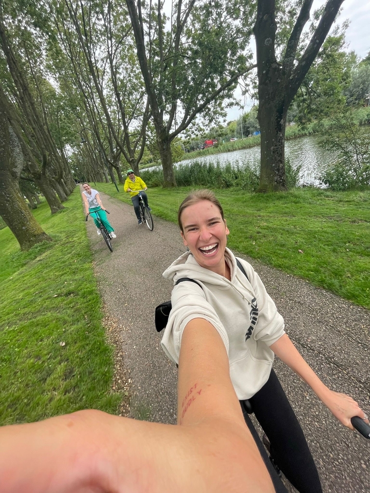 Trois personnes faisant du vélo le long d'un sentier verdoyant et pittoresque.