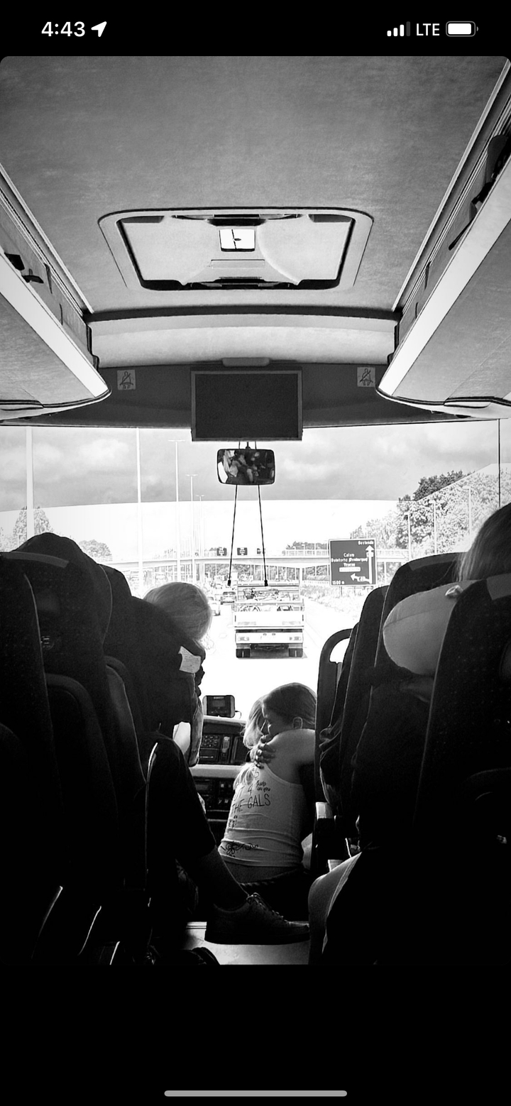 À l'intérieur d'un bus avec des passagers et vue sur l'autoroute.