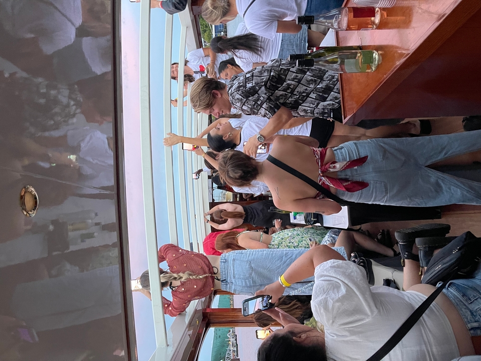 Groupe de personnes à l'intérieur célébrant avec des boissons.