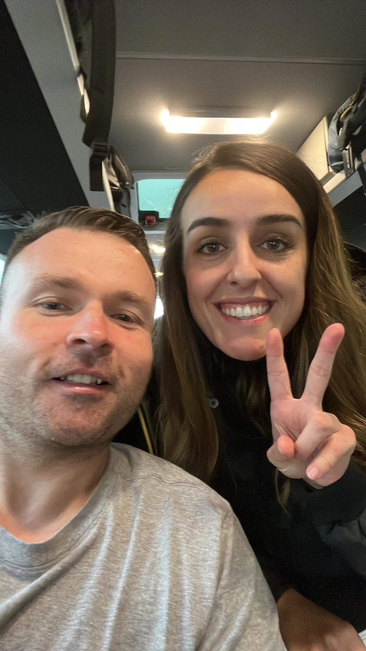 Selfie en gros plan de deux personnes avec un signe de paix.