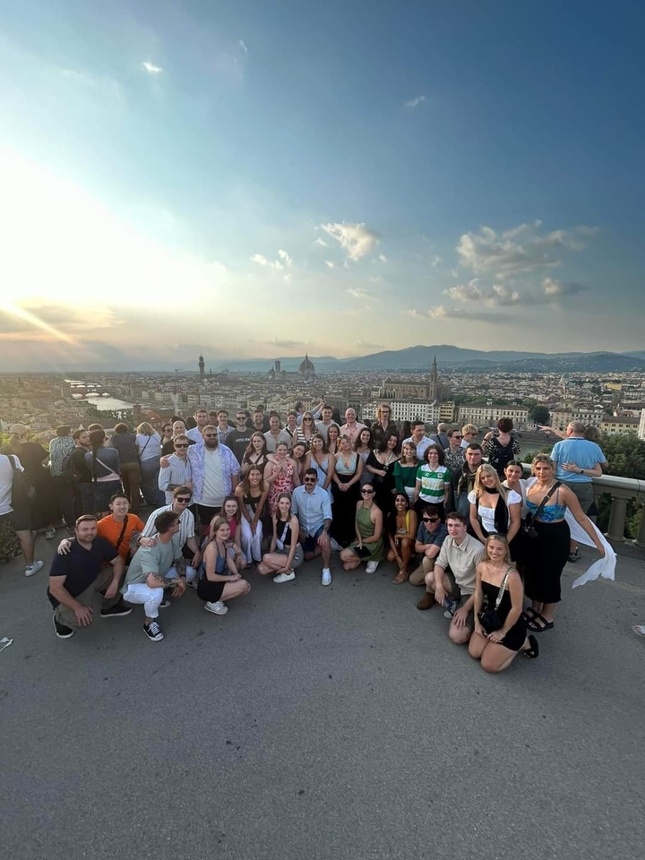 Grande groupe avec l'horizon de Florence incluant le Duomo en arrière-plan.