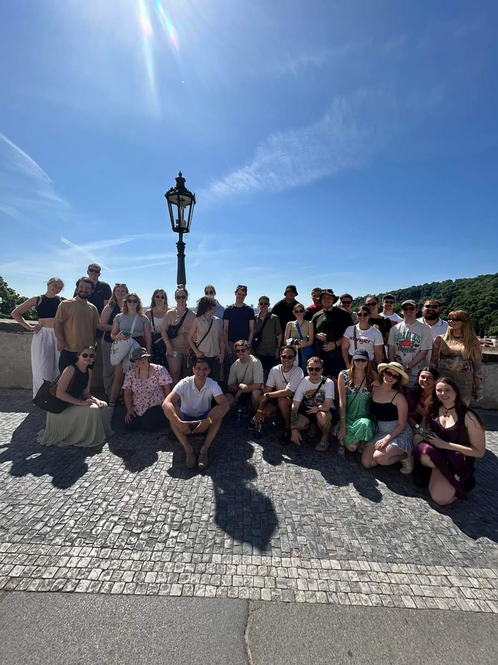 Foule posant par une journée ensoleillée avec des vues panoramiques.