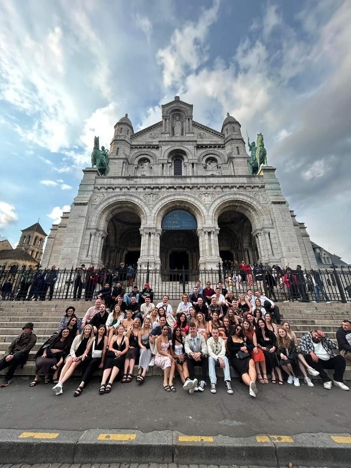 Grand groupe devant la Basilique du Sacré-Cœur.