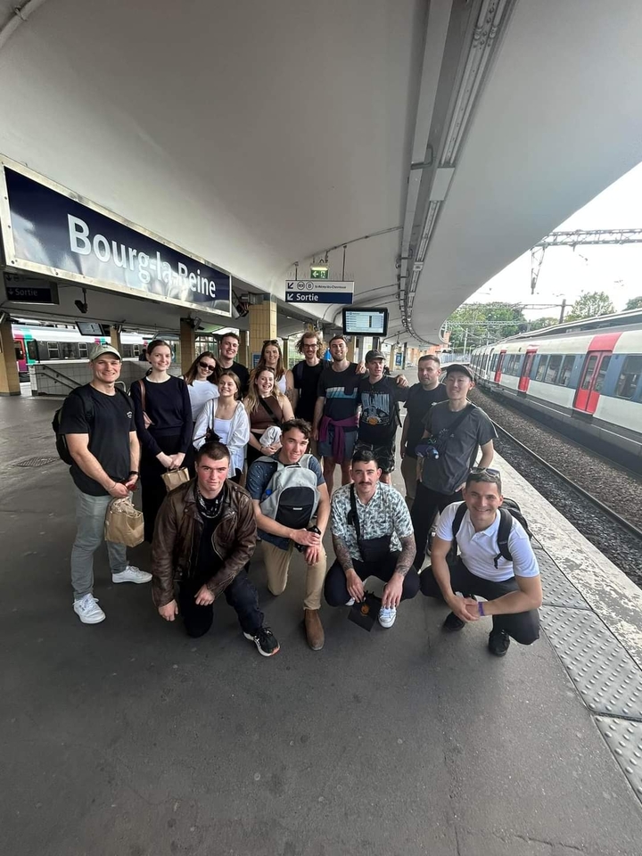 Groupe à une gare posant près d'un quai.