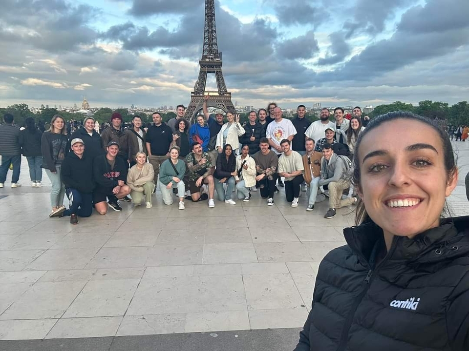 Groupe avec la Tour Eiffel dans l'horizon parisien au crépuscule.