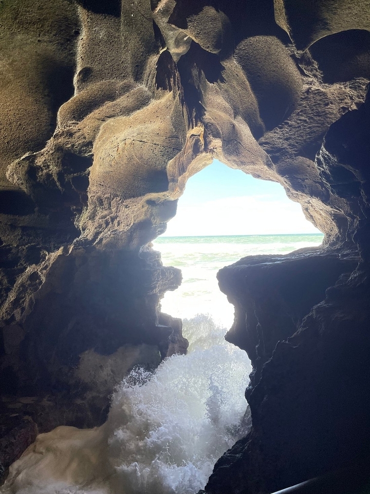 Vue depuis une grotte vers l'océan.