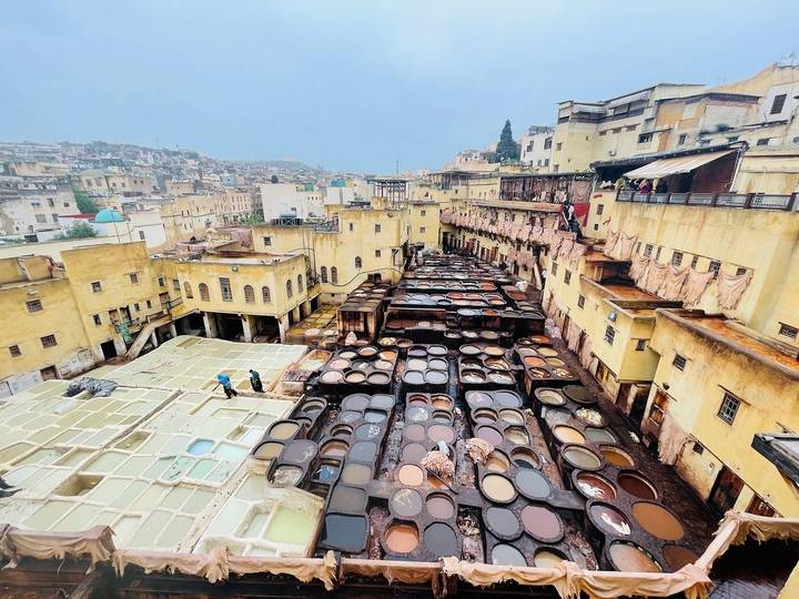 Tannerie traditionnelle en cuir avec de nombreuses cuves colorées.