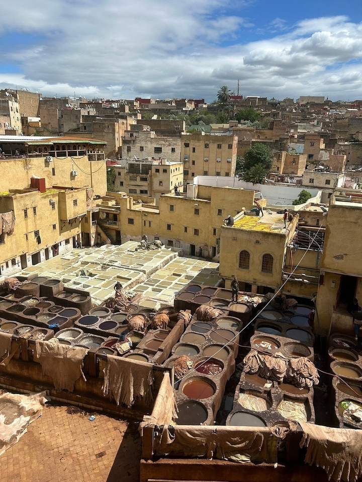 Surplombant une tannerie traditionnelle dans une ville marocaine.