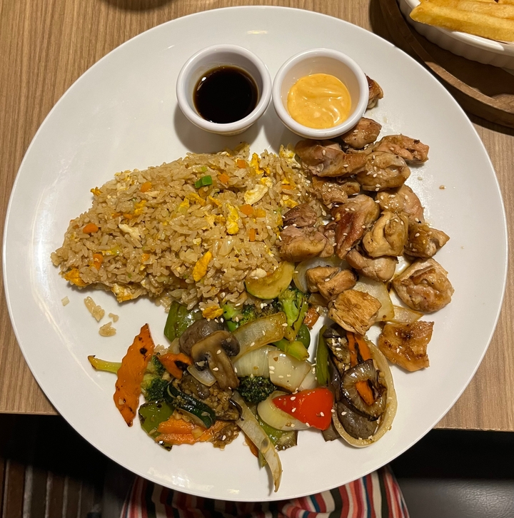 Assiette de riz sauté, légumes et poulet.