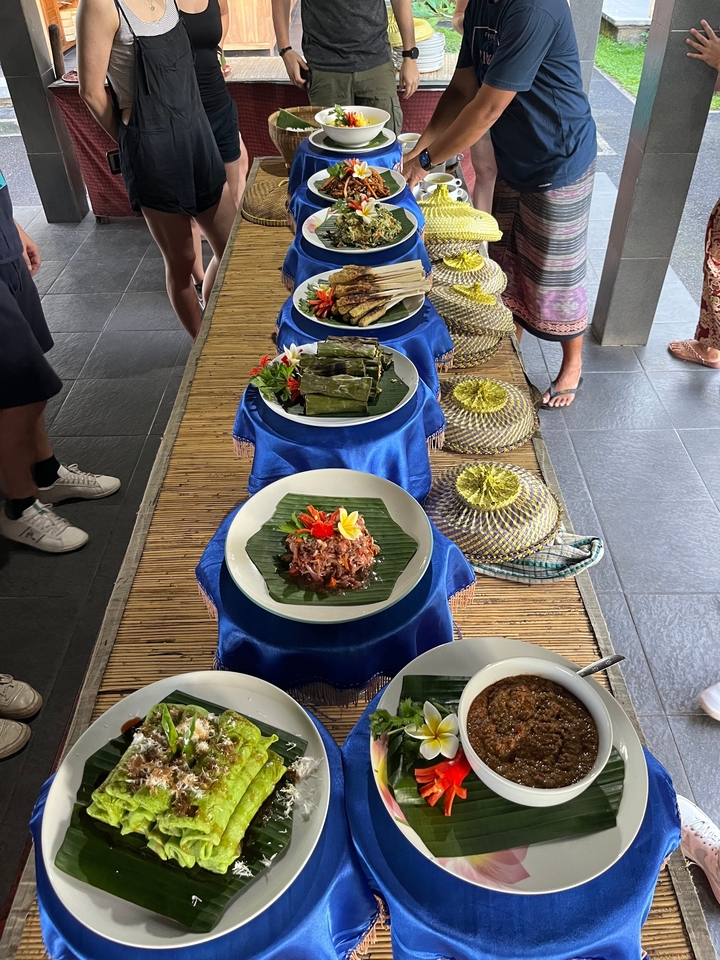 Plats variés sur une table de buffet avec des décorations traditionnelles.