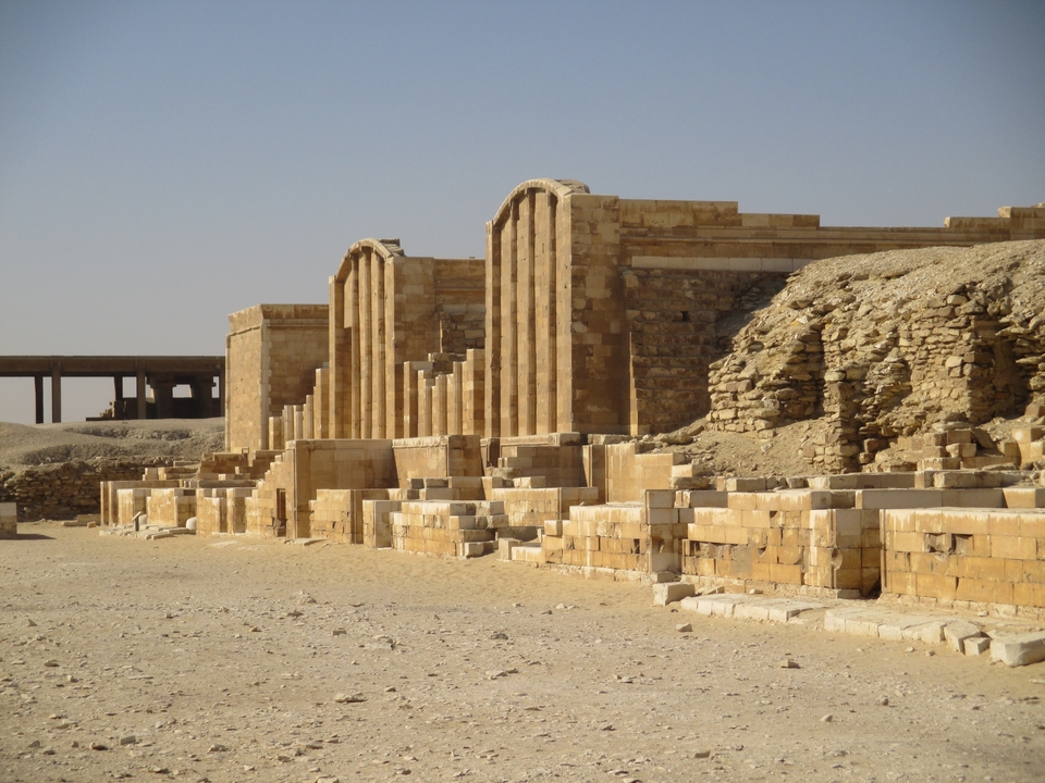 Anciennes ruines de pierre dans un environnement désertique.