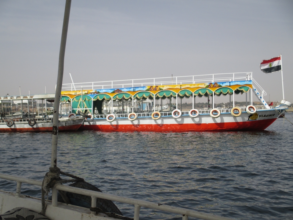 Bateau coloré sur l'eau avec le drapeau égyptien.